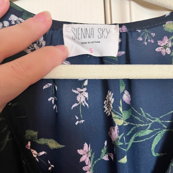 Flutter sleeve top - Picture 2 of 4